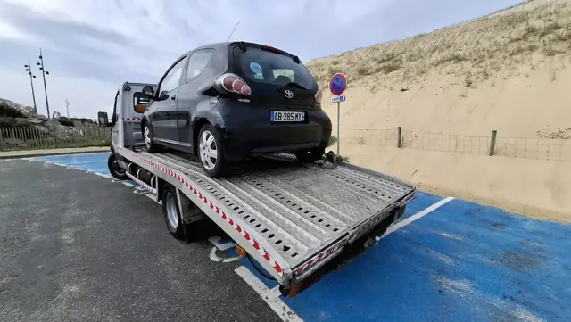 Toyota Aygo sur le plateau d'Auto Motor, épaviste Pays Basque