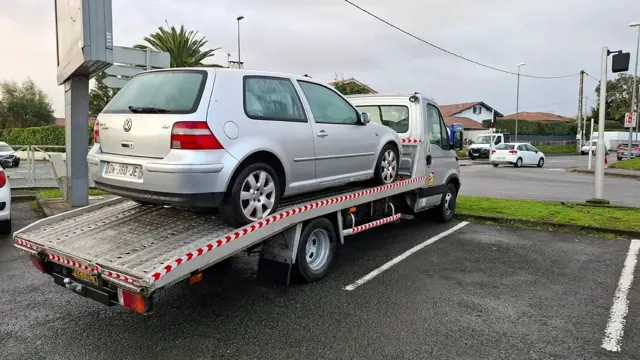 Volkswagen Golf IV sur le plateau d'Auto Motor, épaviste Pays Basque