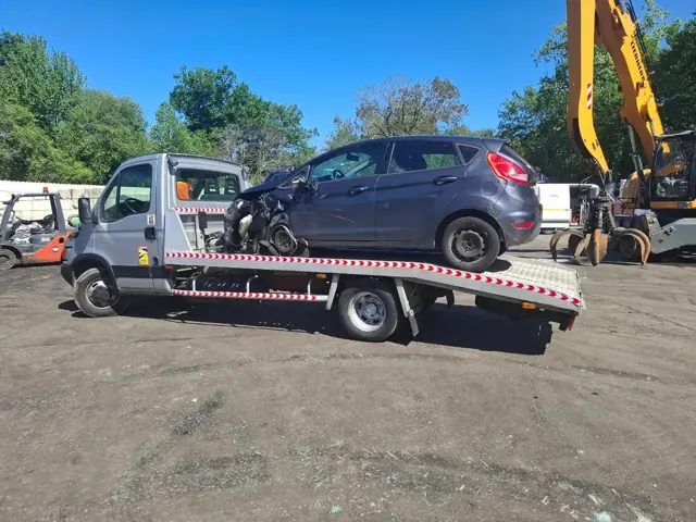 Ford Fiesta accidentée sur le plateau d'Auto Motor, épaviste Pays Basque