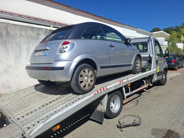 Citroën C3 Pluriel sur le plateau d'Auto Motor, épaviste Pays Basque