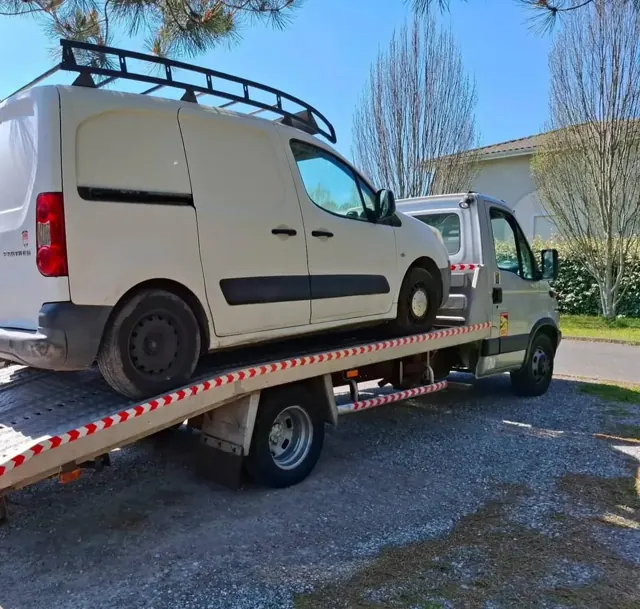 Utilitaire blanc sur le plateau d'Auto Motor, épaviste Pays Basque