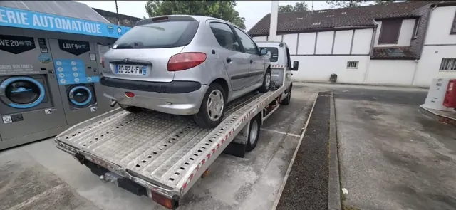 Peugeot 206 sur le plateau d'Auto Motor, épaviste Pays Basque