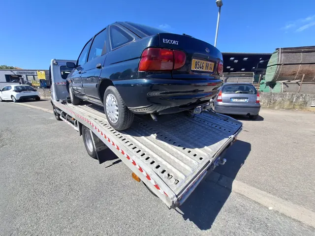 Ford Escort sur le plateau d'Auto Motor, épaviste Pays Basque
