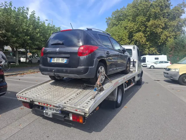 Peugeot 207 SW sur le plateau d'Auto Motor, épaviste Pays Basque