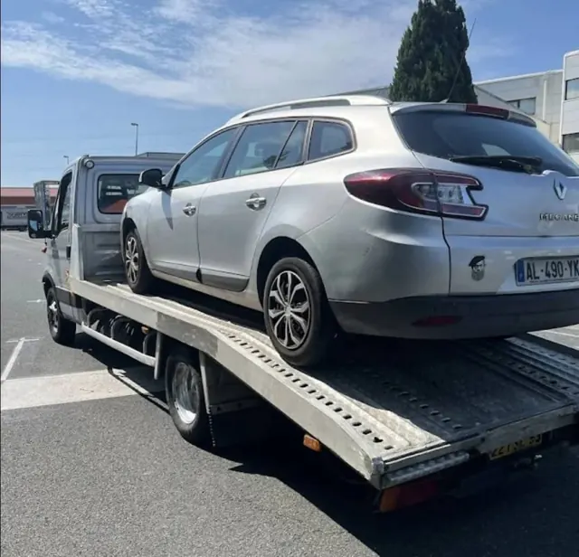 Renault Mégane Estate sur le plateau d'Auto Motor, épaviste Pays Basque