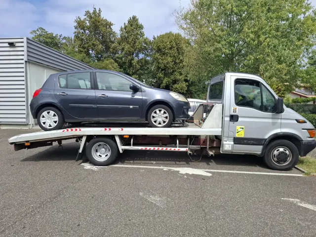 Renault Clio III sur le plateau d'Auto Motor, épaviste Pays Basque