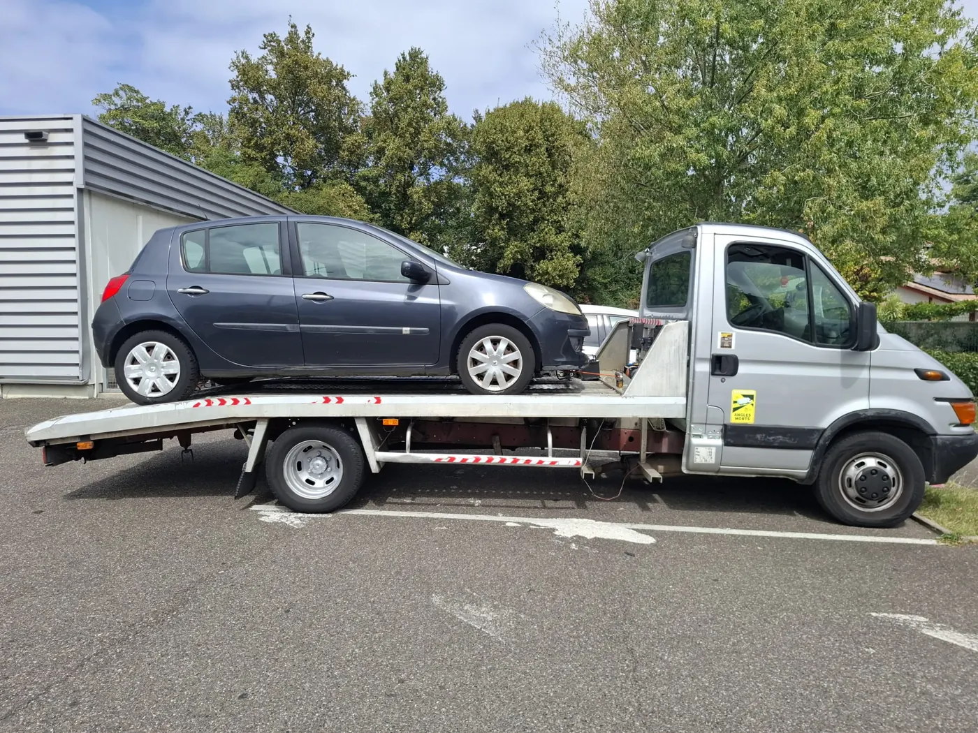 Renault Clio chargée sur le camion plateau d'Auto Motor, épaviste Pays Basque