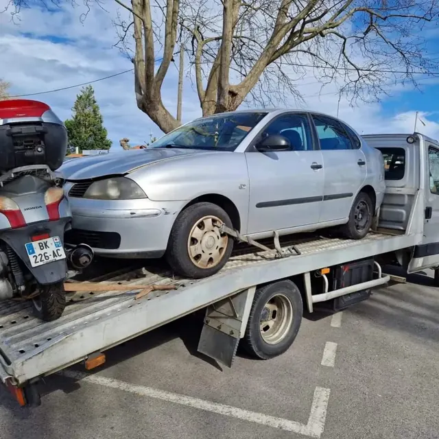 Seat Ibiza et scooter Honda sur le plateau d'Auto Motor, épaviste Pays Basque