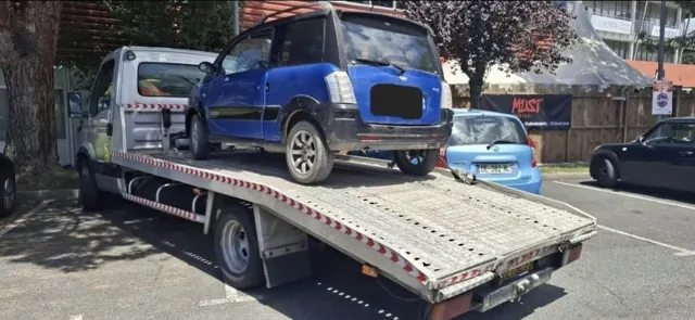 Monospace compact bleu sur le plateau d'Auto Motor, épaviste Pays Basque