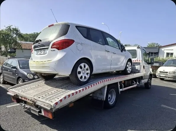 Opel Meriva sur le plateau d'Auto Motor, épaviste Pays Basque