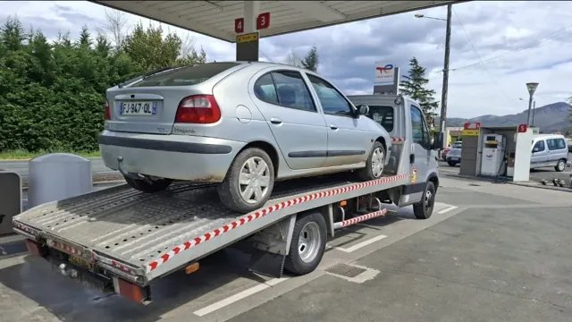 Renault Mégane sur le plateau d'Auto Motor, épaviste Pays Basque