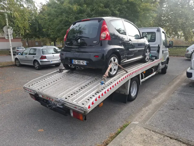 Peugeot 107 sur le plateau d'Auto Motor, épaviste Pays Basque