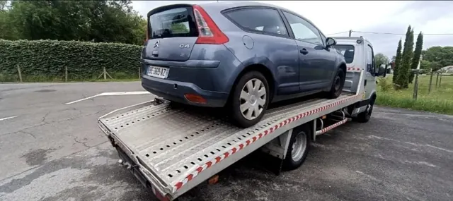 Citroën C4 coupé sur le plateau d'Auto Motor, épaviste Pays Basque