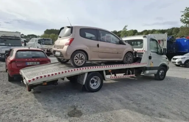 Renault Twingo sur le plateau d'Auto Motor, épaviste Pays Basque