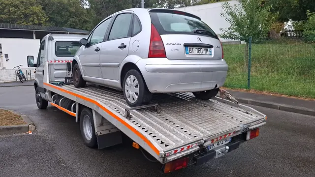 Citroën C3 sur le plateau d'Auto Motor, épaviste Pays Basque