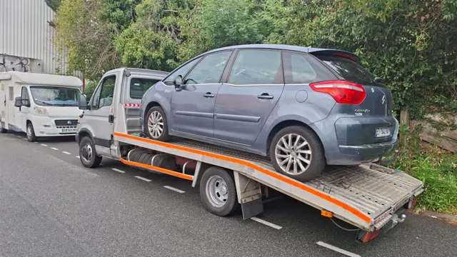 Citroën C4 Picasso sur le plateau d'Auto Motor, épaviste Pays Basque