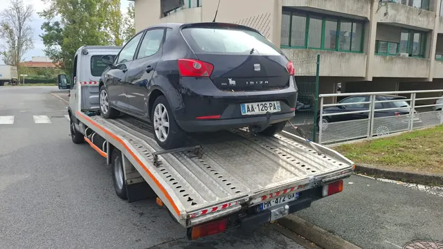 Seat Ibiza sur le plateau d'Auto Motor, épaviste Pays Basque