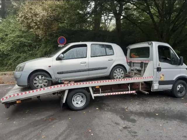 Renault Clio II sur le plateau d'Auto Motor, épaviste Pays Basque