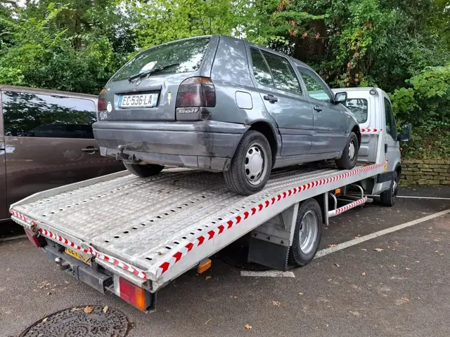 Volkswagen Golf III sur le plateau d'Auto Motor, épaviste Pays Basque