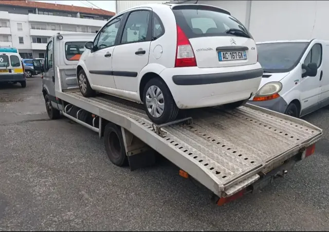 Citroën C3 blanche sur le plateau d'Auto Motor, épaviste Pays Basque